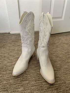 Women’s White Embroidered Cowboy Boots